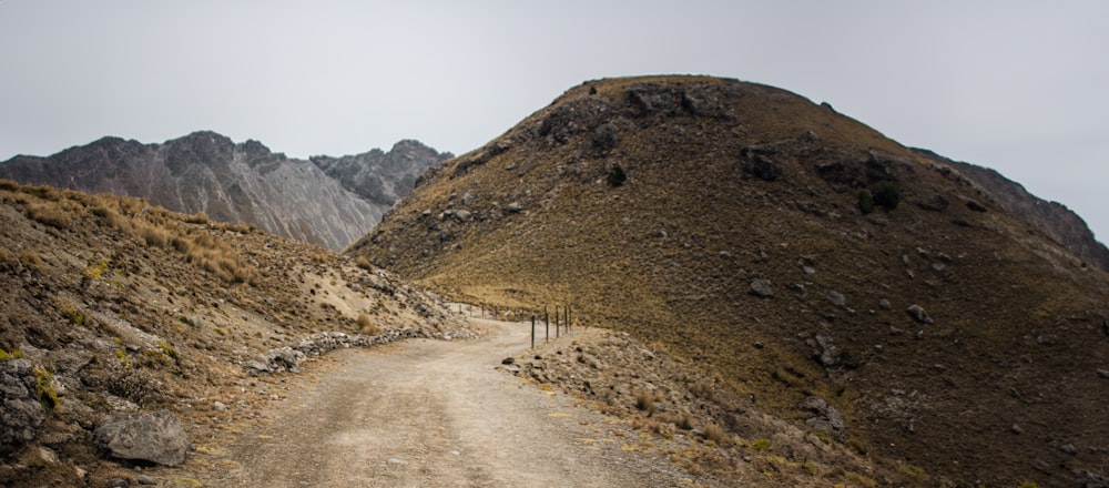 eine unbefestigte Straße mitten in einem Berg