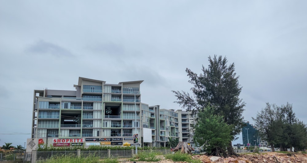 Un edificio muy alto sentado al costado de una carretera