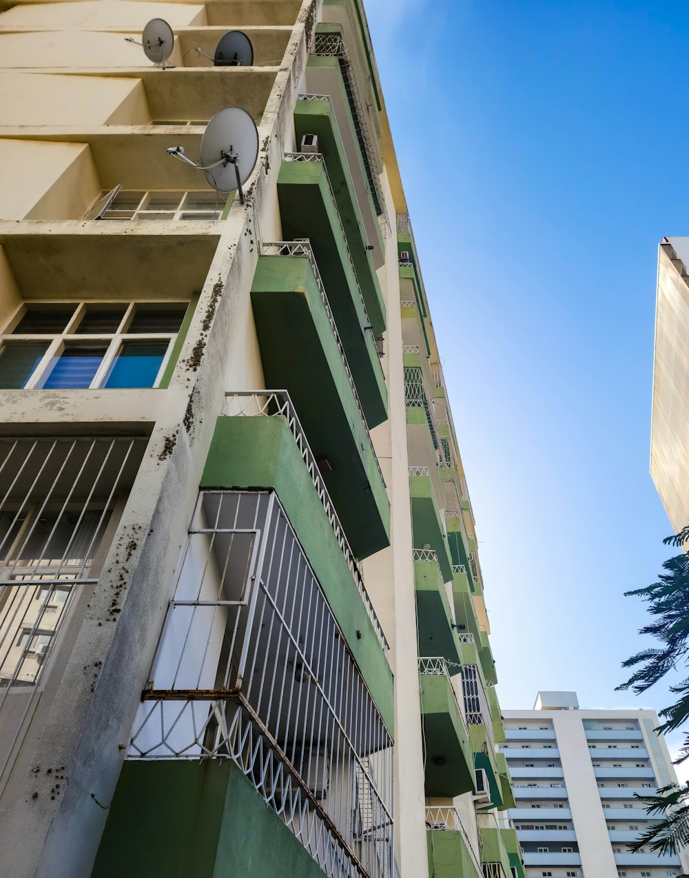 un grand immeuble avec des balcons et des balcons sur les balcons