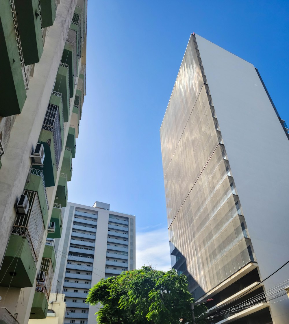 Un par de edificios altos sentados uno al lado del otro