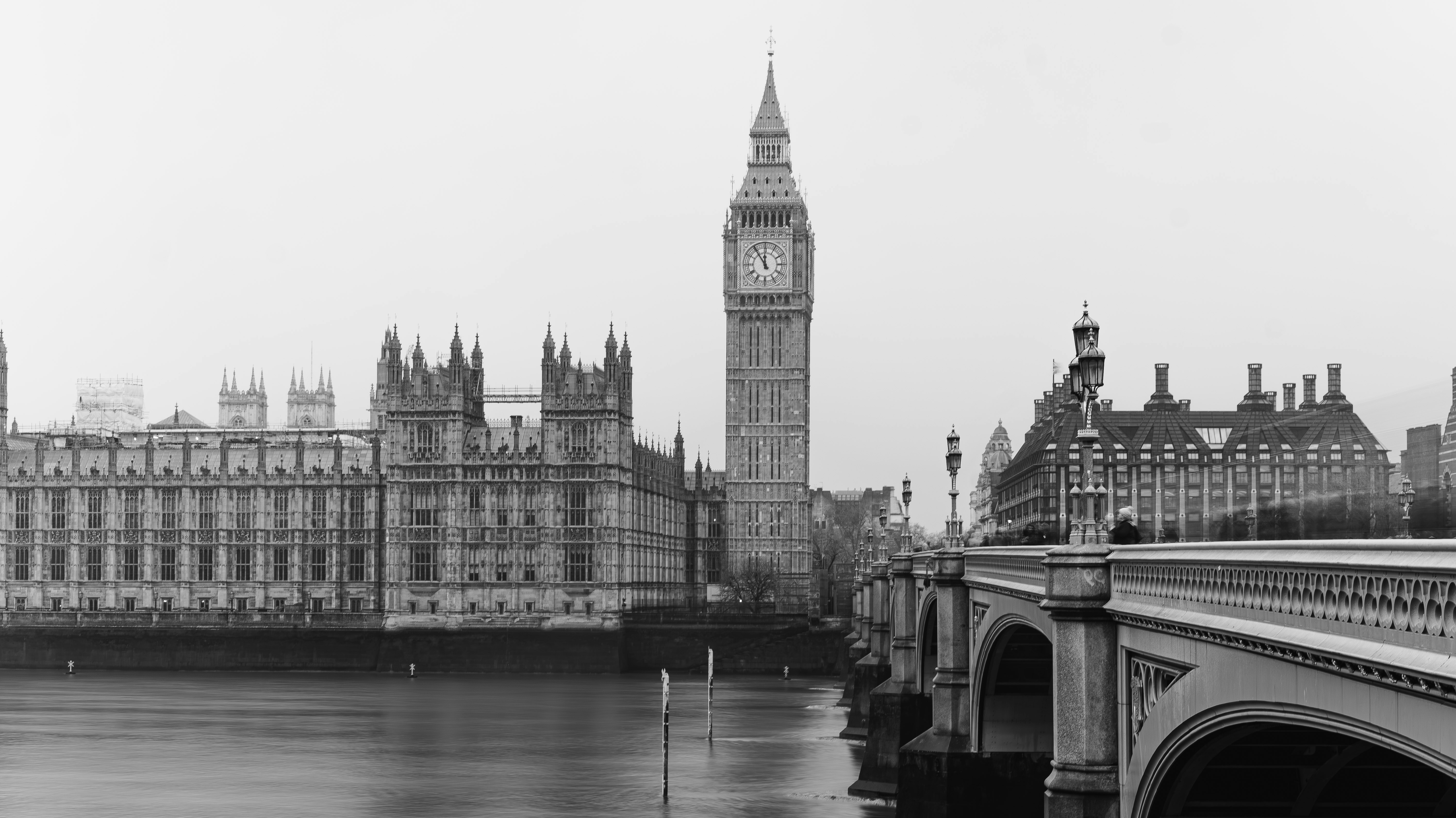 a black and white photo of big ben in london