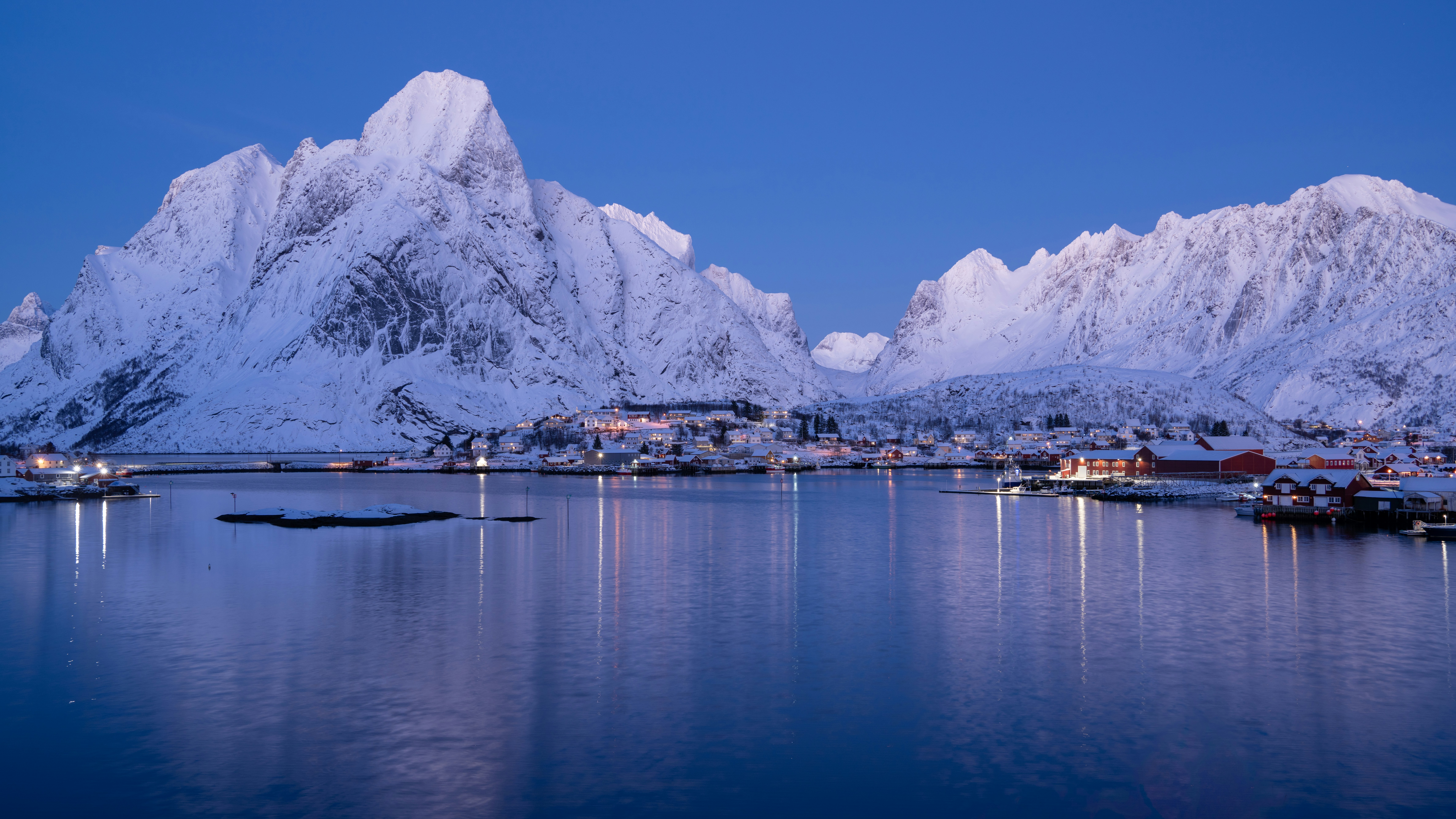 Snow covered mountains rise above a small town on a lake photo – Free Beach  Image on Unsplash, image size:3000x1687
