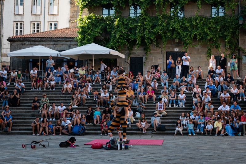 Multitud en escaleras de evento