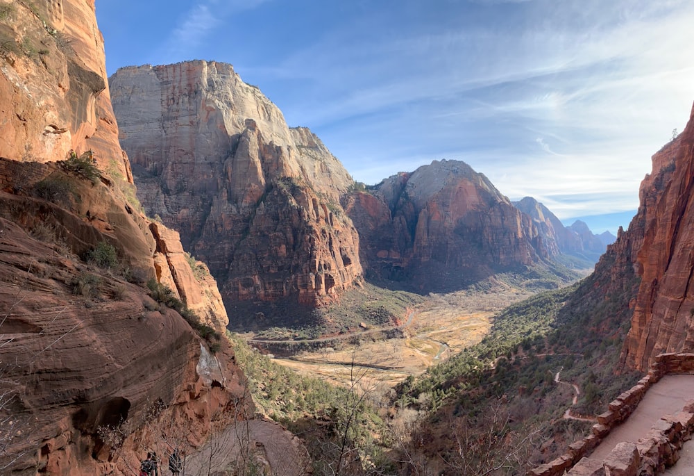 Una vista panoramica di un canyon con le montagne sullo sfondo