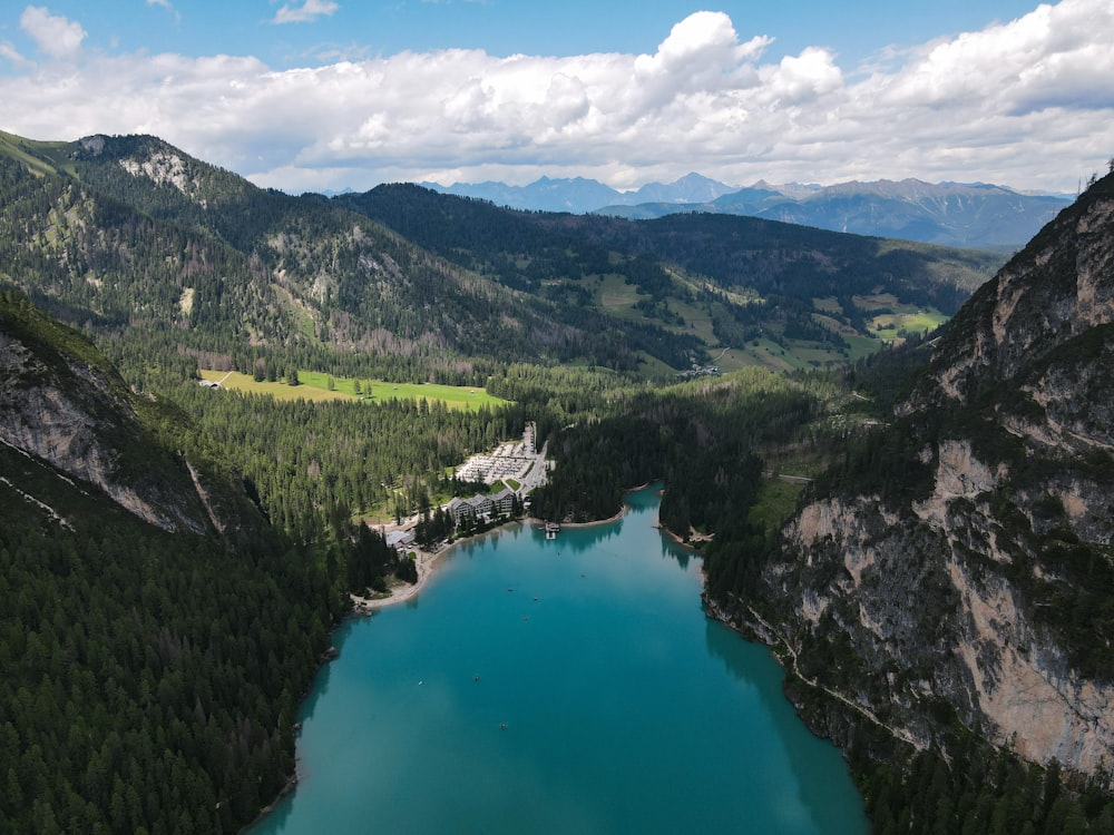 Um lago azul cercado por montanhas e árvores