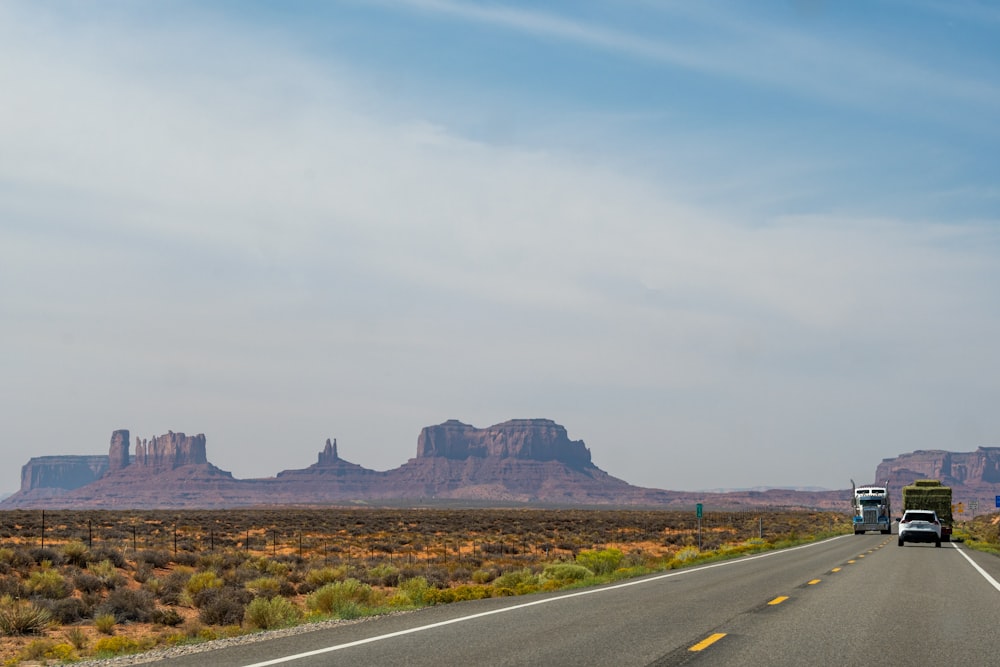 砂漠の高速道路を走るトラック