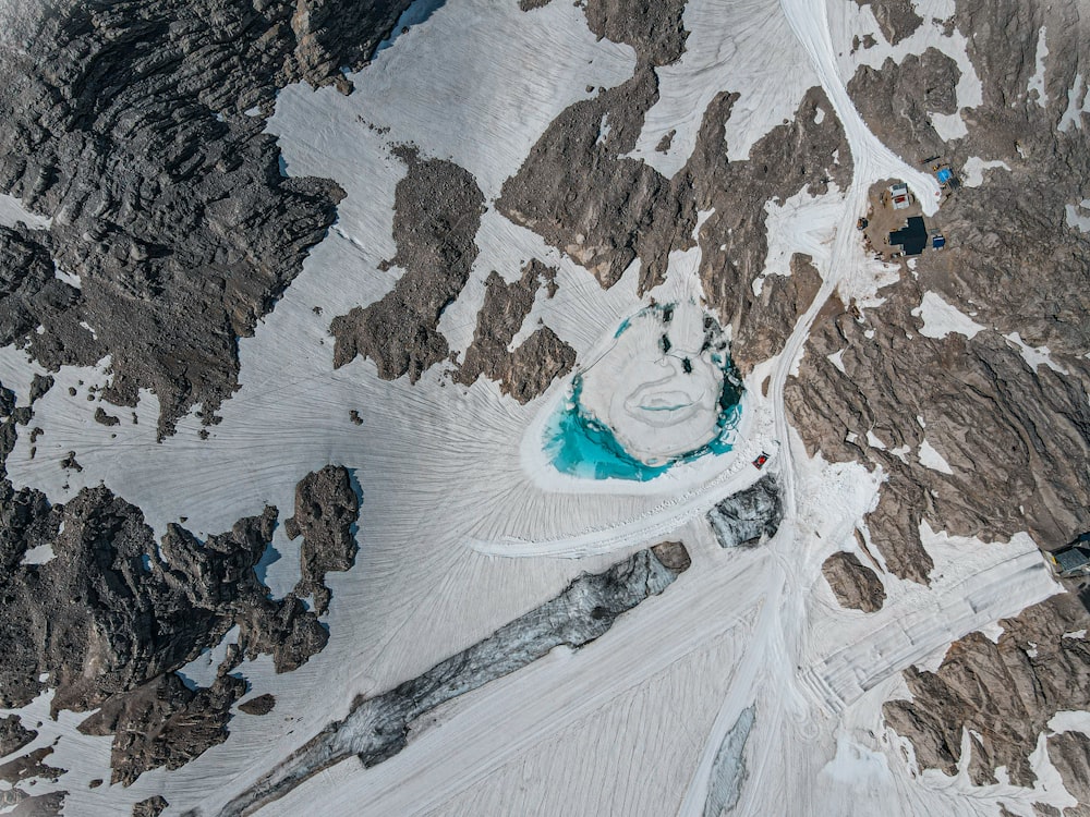 Luftaufnahme eines schneebedeckten Berges