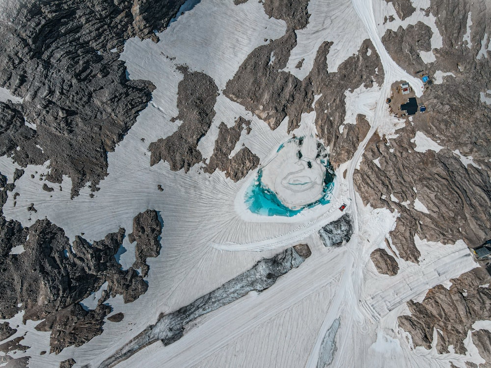 une vue aérienne d’une montagne enneigée