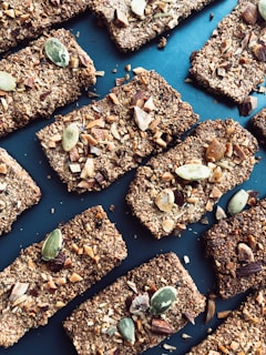 a table topped with lots of granola bars