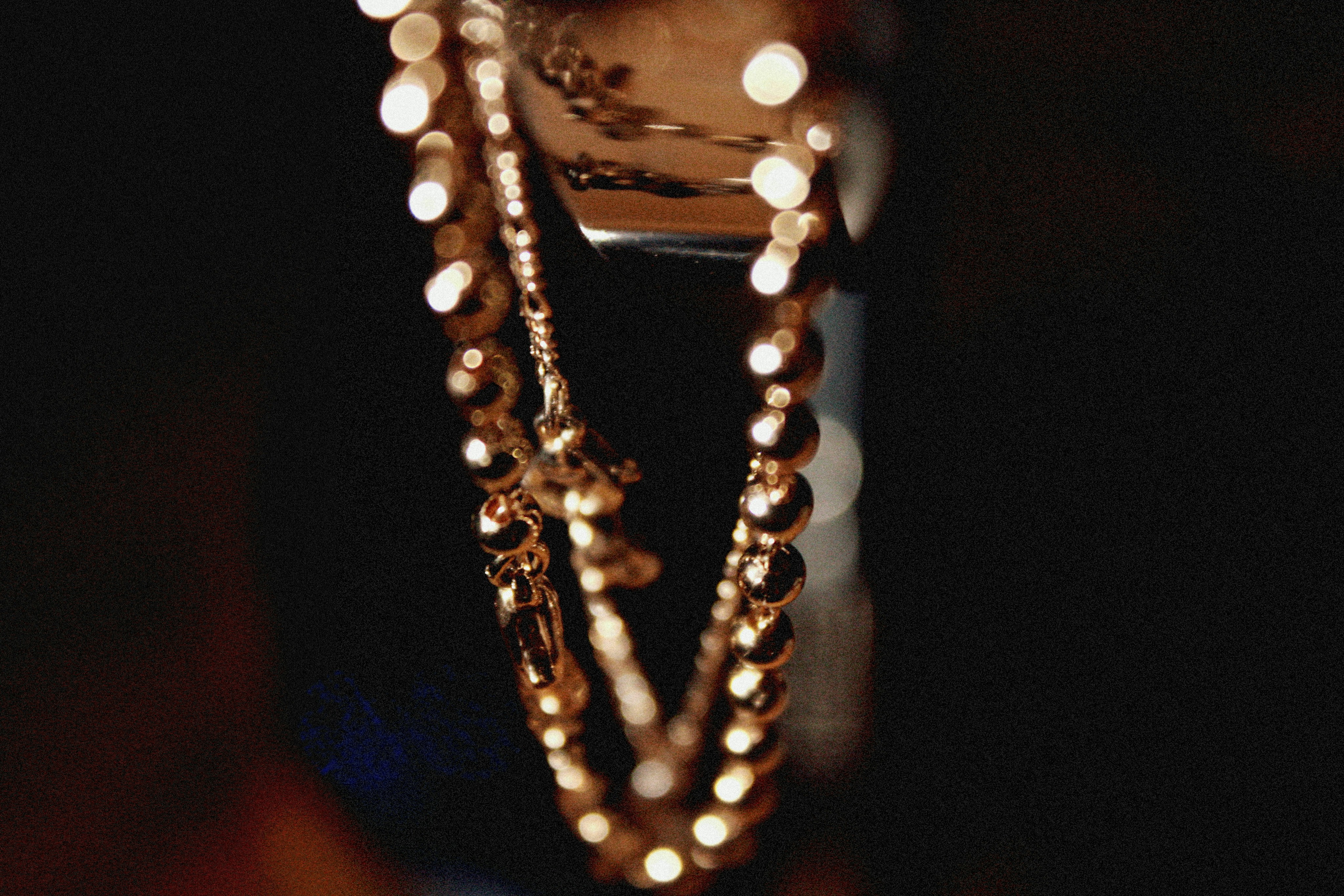 珠寶精品靜物拍攝攻略：微距下的光澤捕捉與高質感呈現技巧，從打光到精修一次講清楚：很多人踩的坑：畫面不高級，通常不是少一顆燈