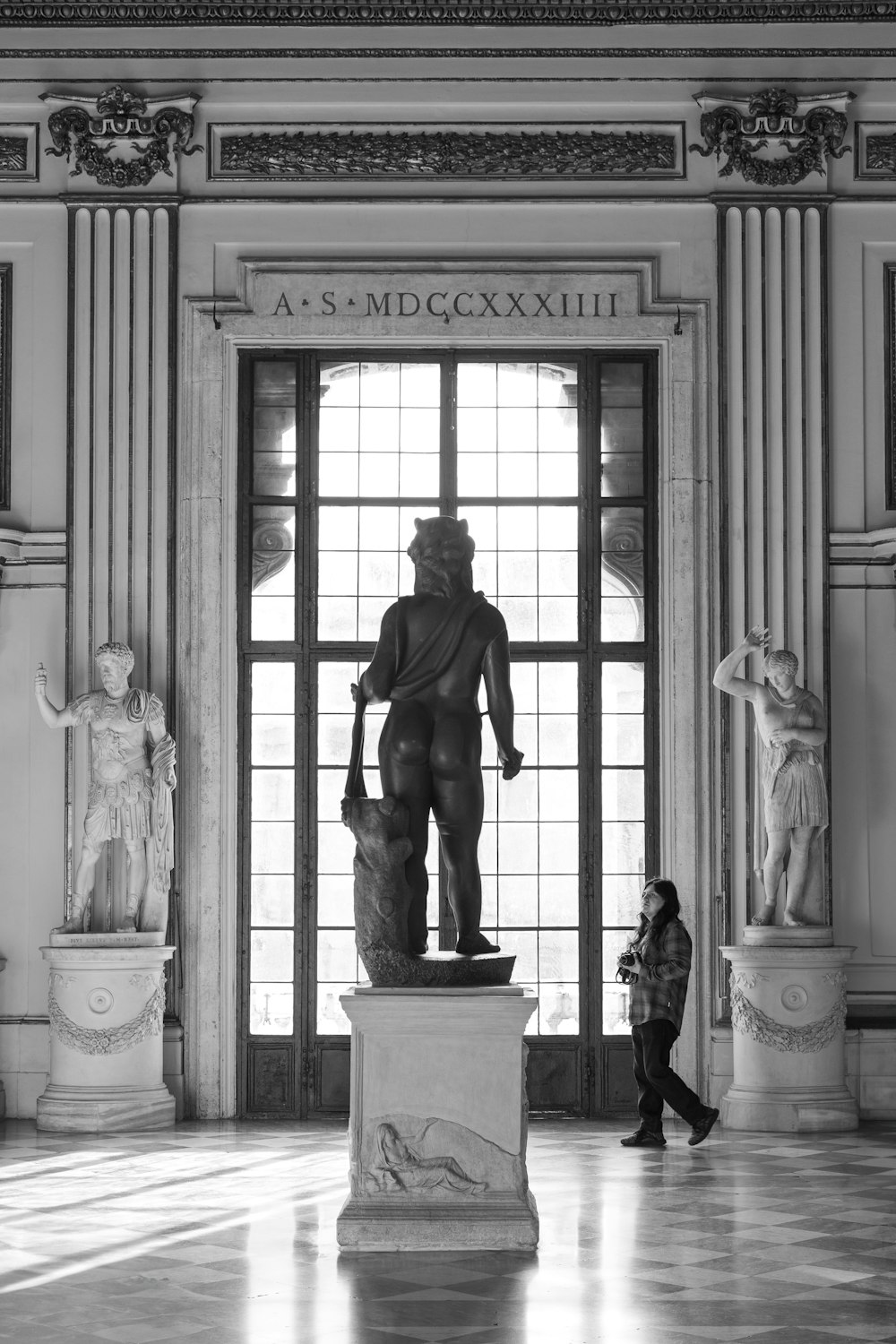 Una foto en blanco y negro de una estatua en un edificio