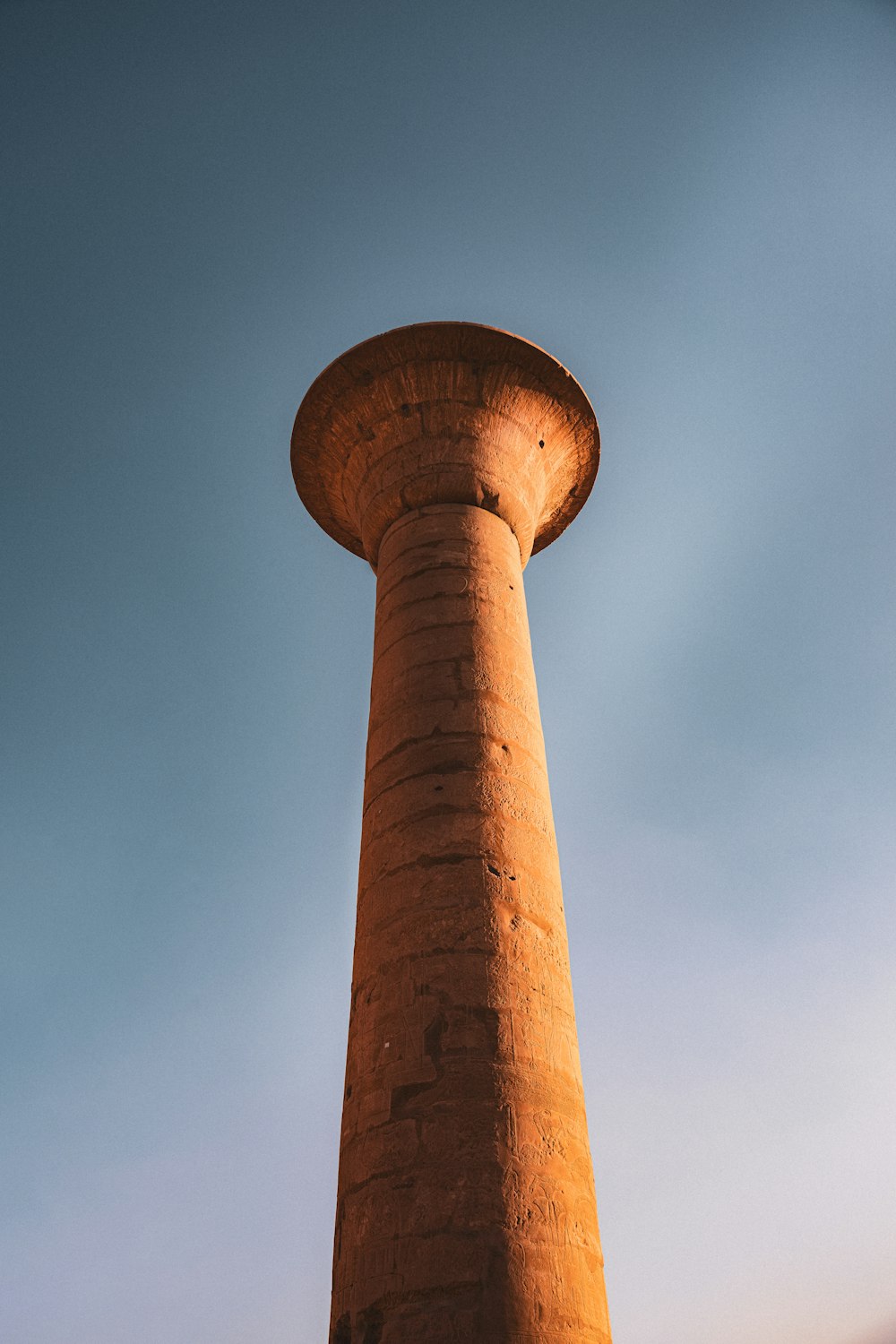 uma torre de tijolos alta com um fundo do céu