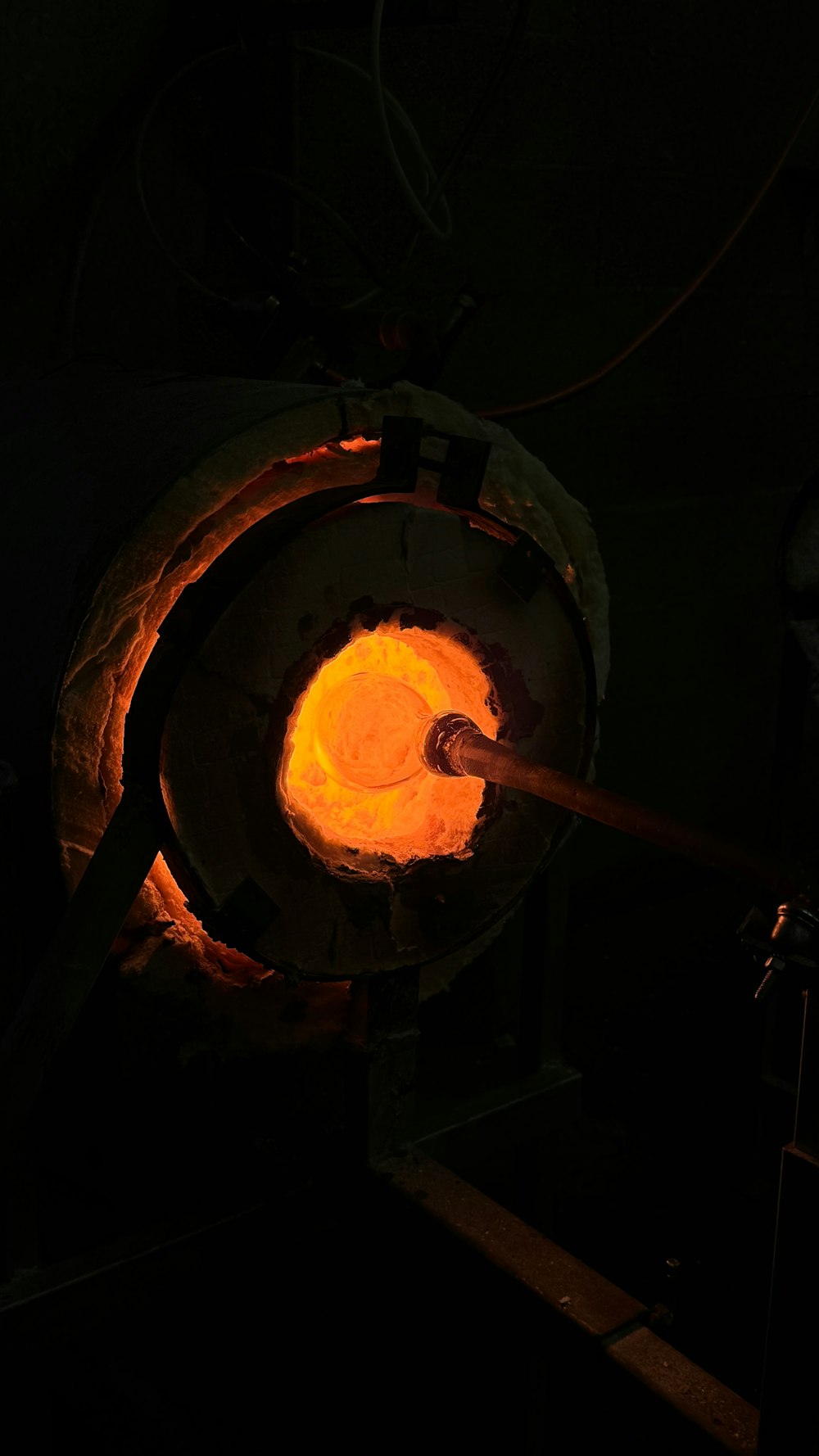 um homem trabalhando em uma metalúrgica com uma tocha