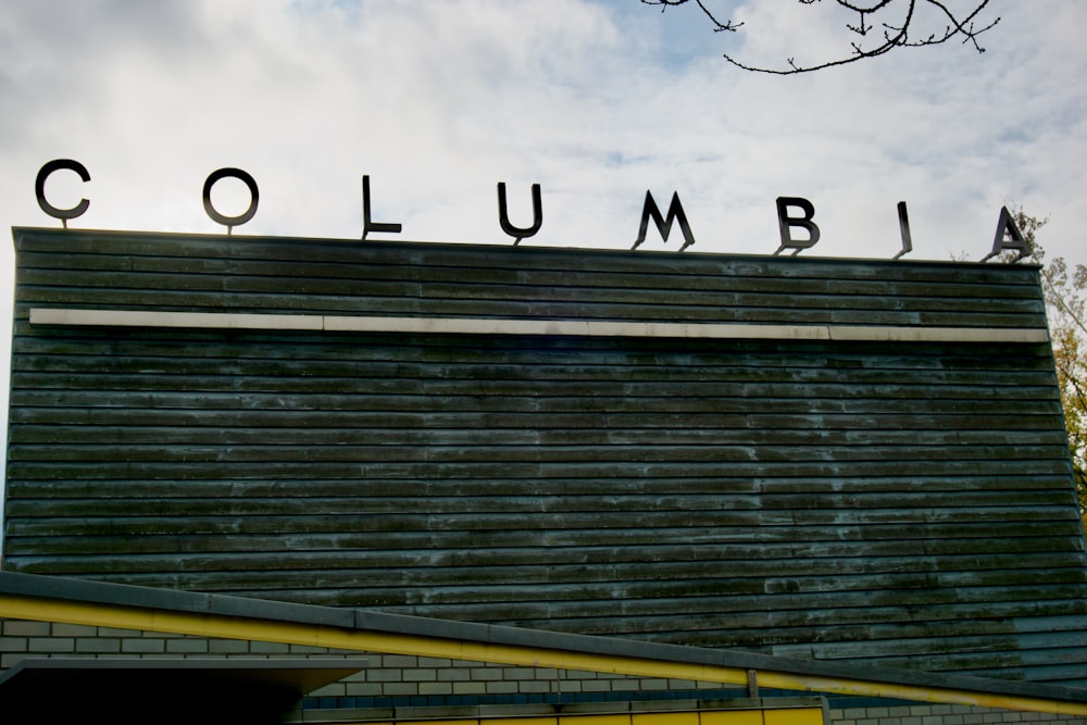 Un edificio con un cartello che dice Columbia in cima