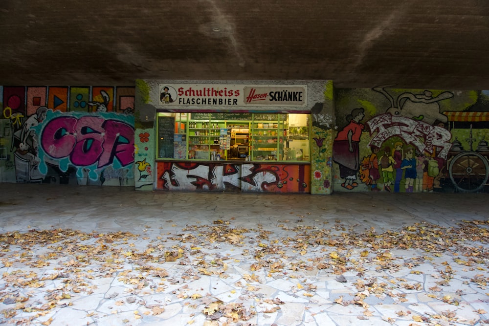 un bâtiment avec des graffitis partout