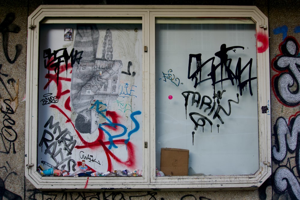 una finestra che ha dei graffiti su di essa
