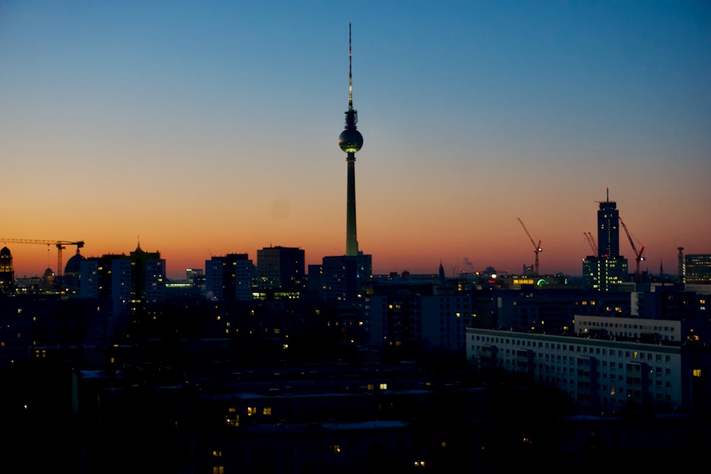 Una vista del horizonte de una ciudad al atardecer