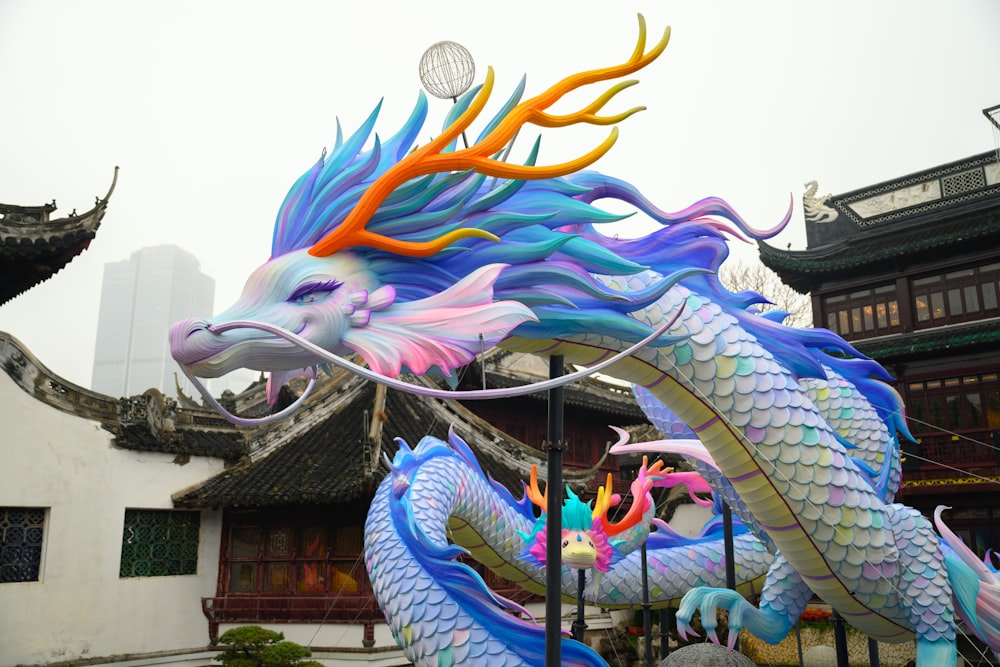 una colorida estatua de dragón frente a un edificio