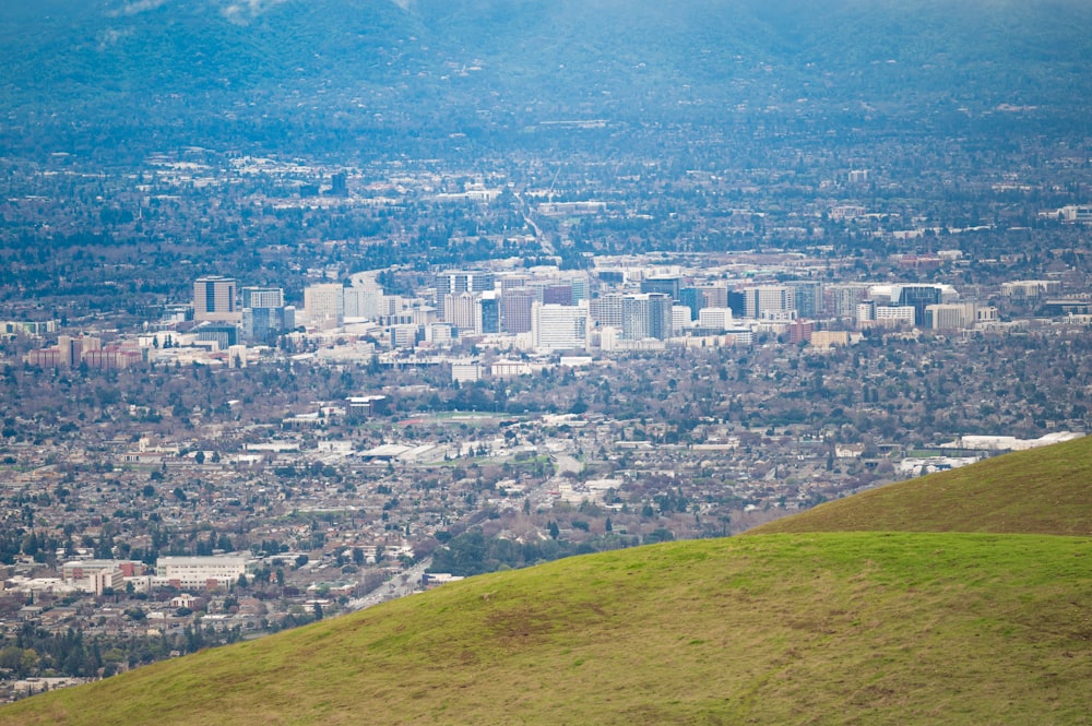 uma vista de uma cidade do topo de uma colina