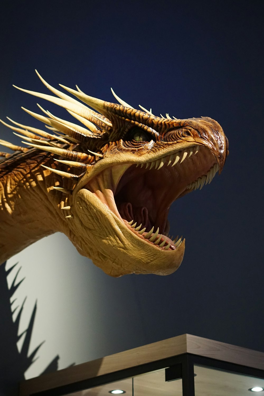 um close up de um modelo de um dinossauro