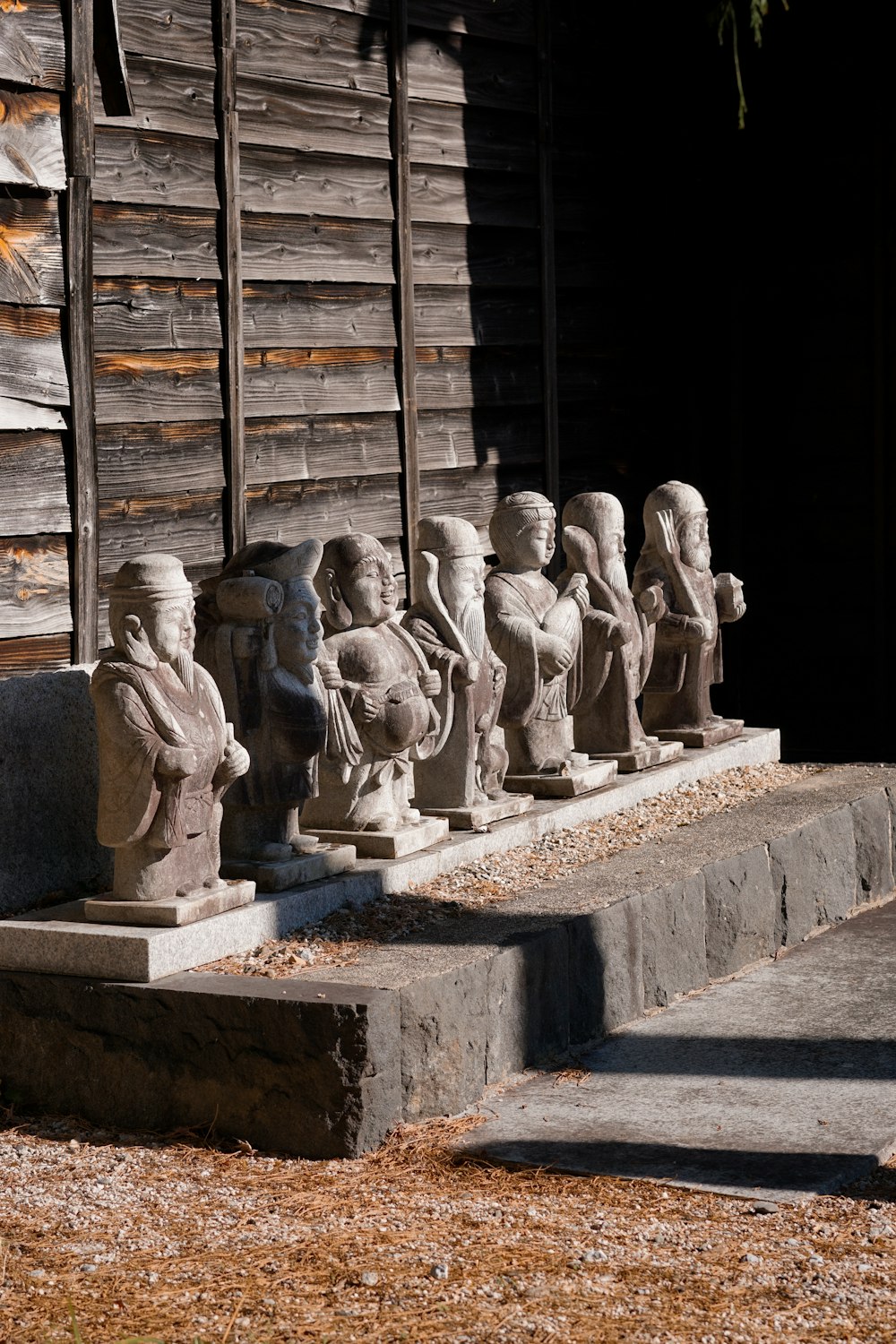 un groupe de statues assises au sommet de marches en ciment