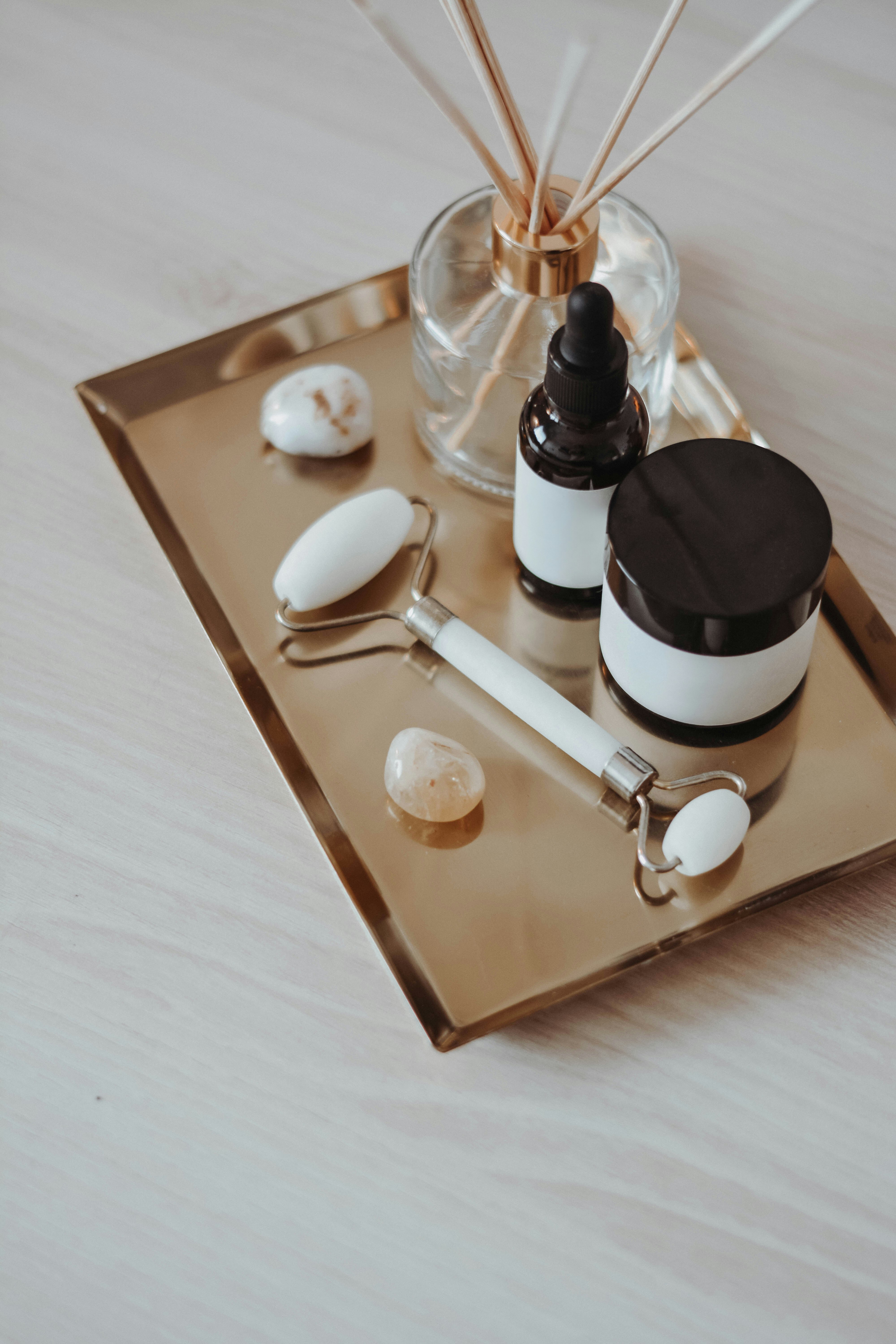 ein Tablett, auf dem sich einige Gegenstände befinden