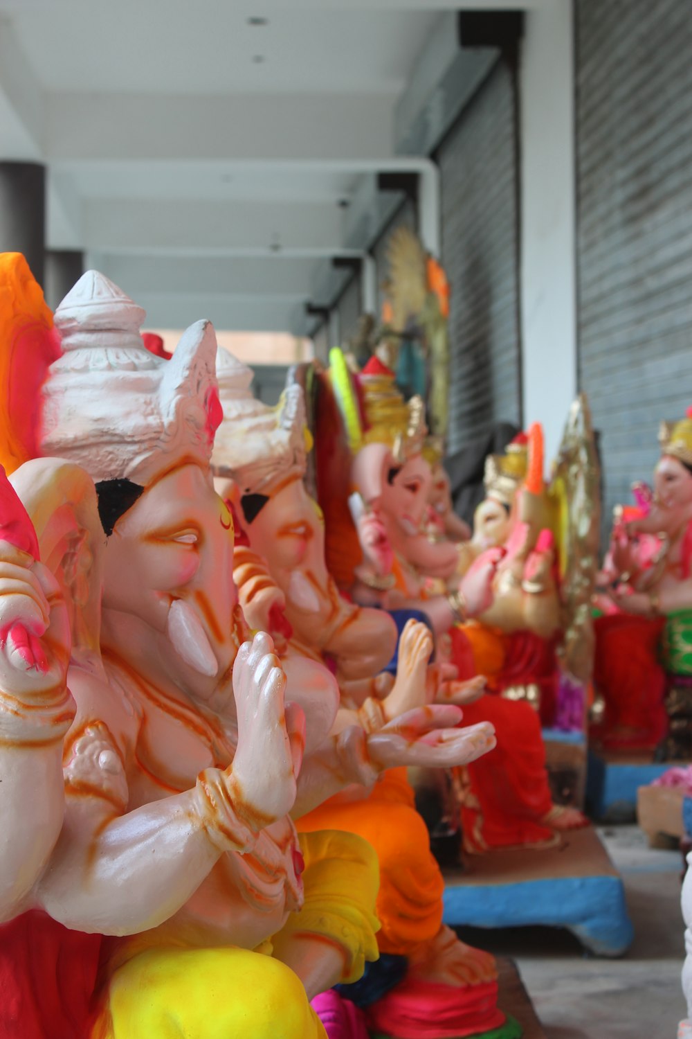 Un gruppo di piccole statue di divinità indù