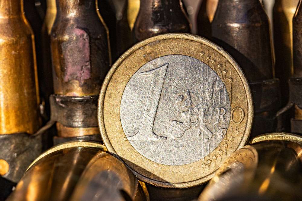 um close up de uma moeda cercada por projéteis de bala