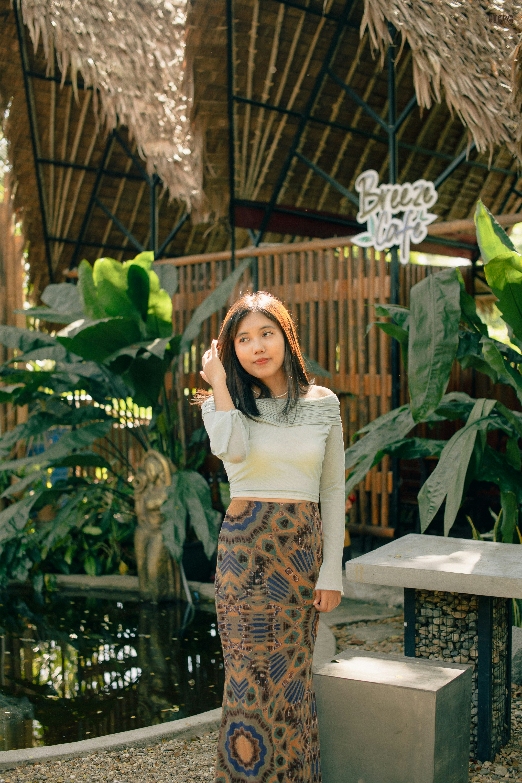 eine Frau in einem langen Rock, die für ein Foto posiert