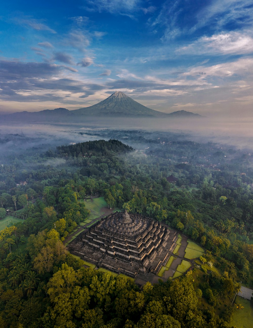 Una veduta aerea di una piramide nel mezzo di una foresta