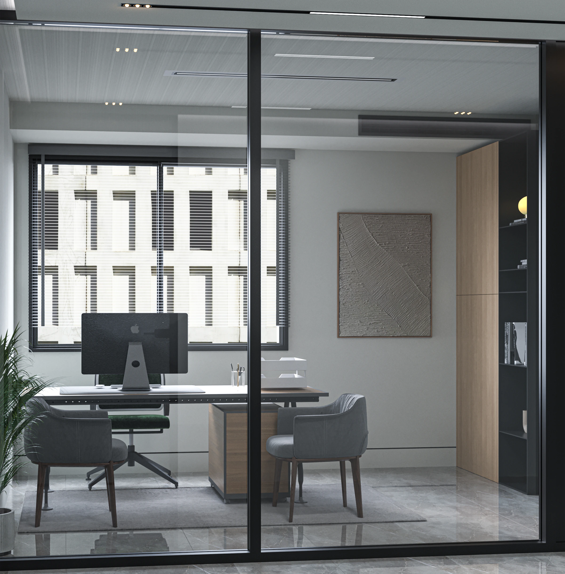 Licht kantoor met glazen wanden, bureau en stoelen