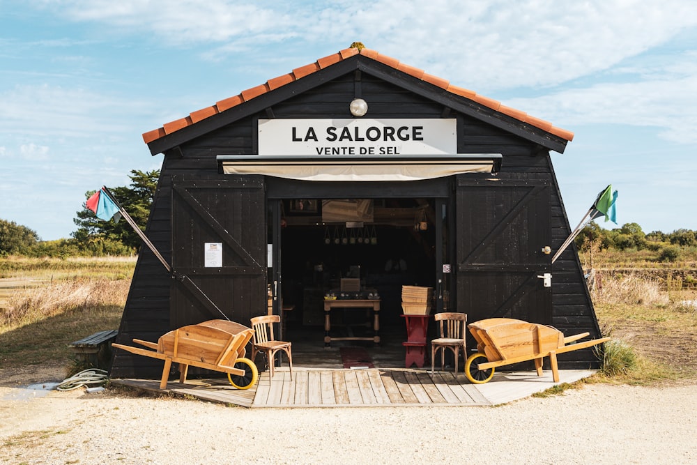 a black building with a sign that says la salloce written on it