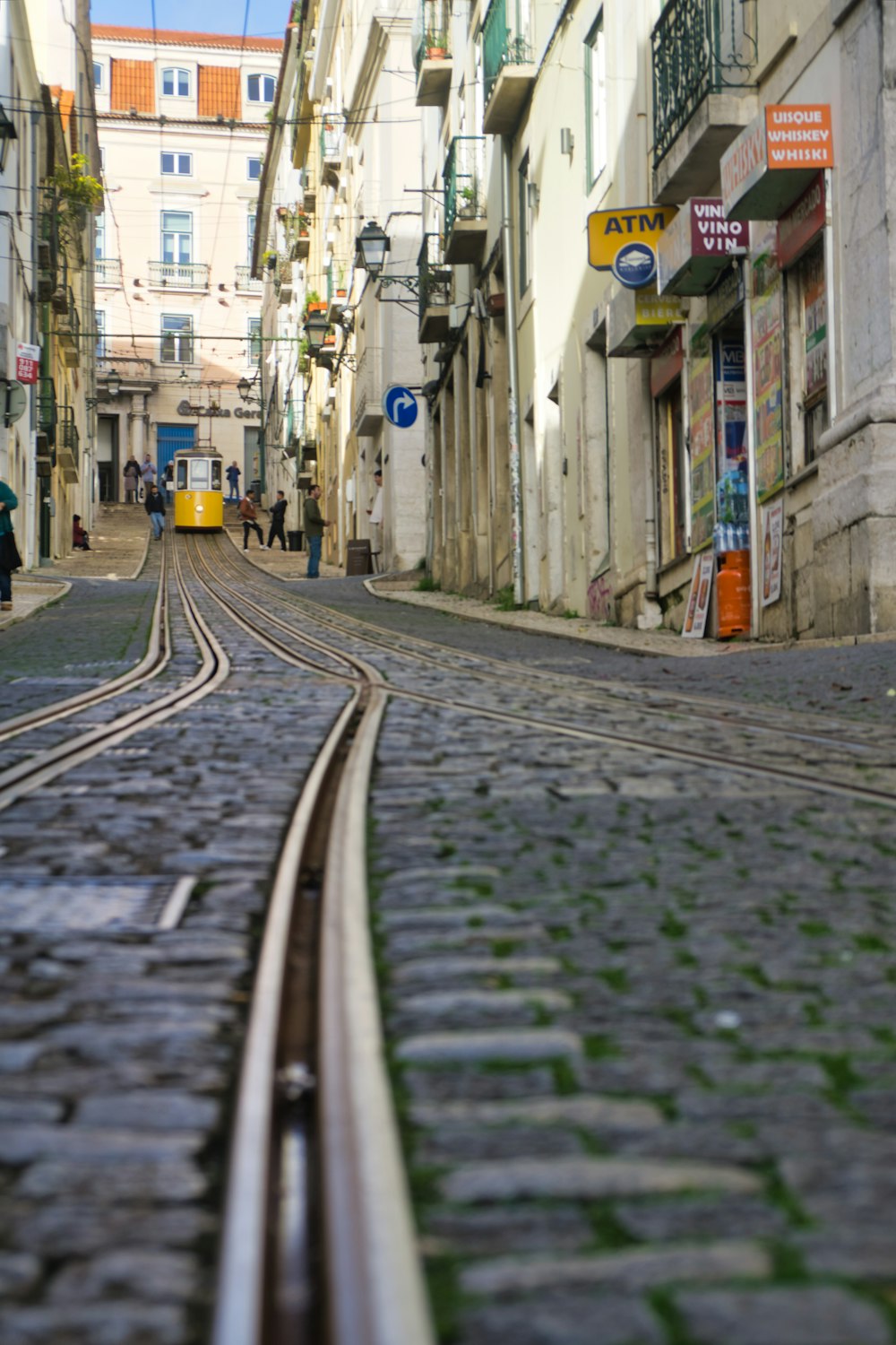 une rue traversée par une voie ferrée