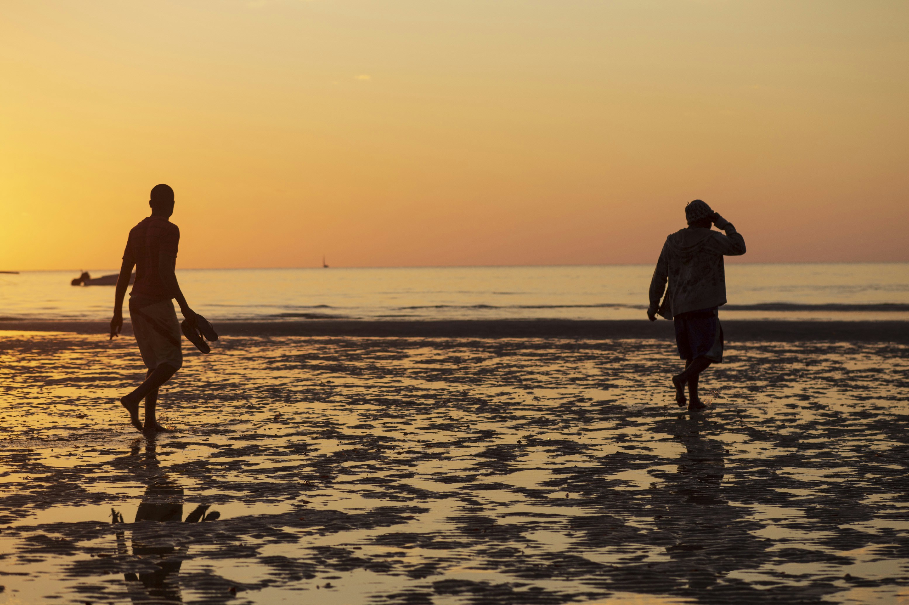 Two people walking on a beach at sunset photo – Free Ombre Image on Unsplash, image size:3000x2000