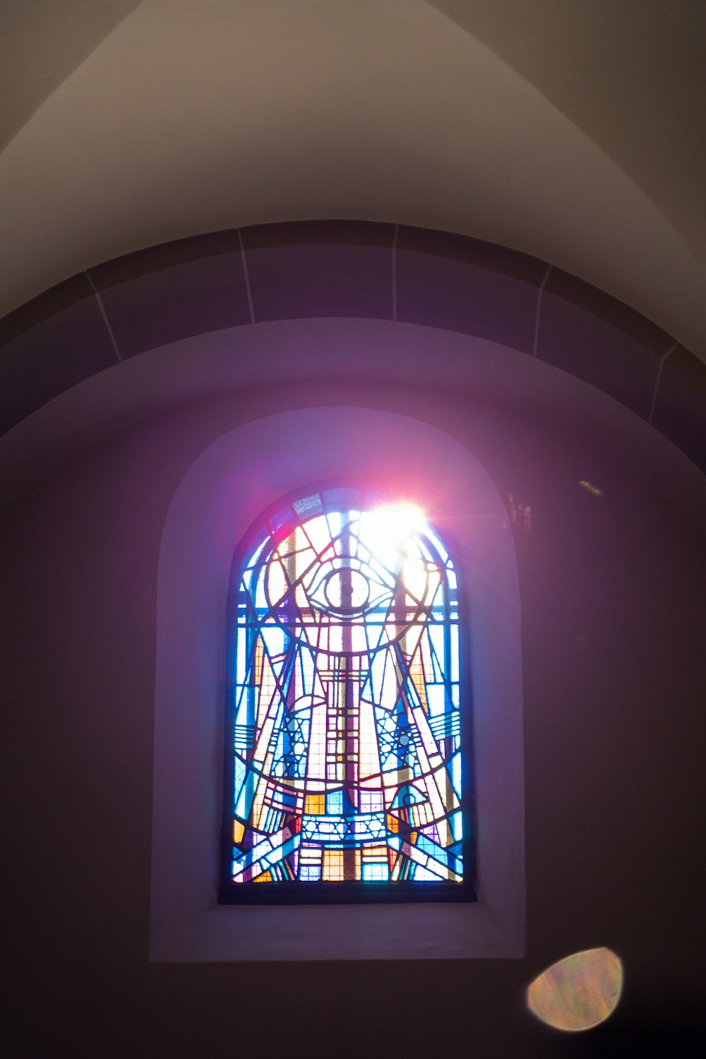 una vetrata colorata in una chiesa