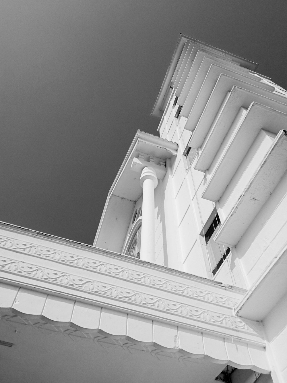 a black and white photo of a building