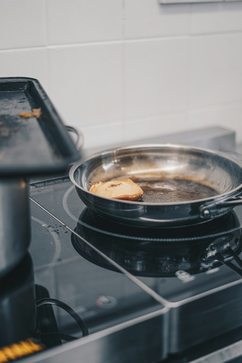 una sartén en una estufa con comida cocinándose en ella