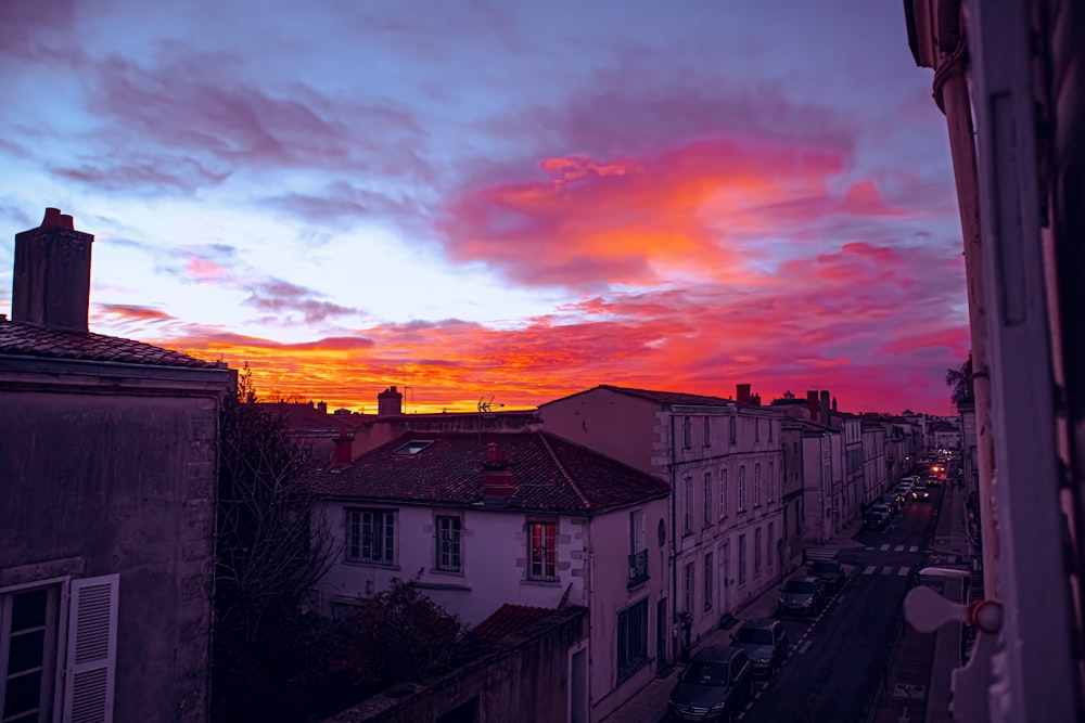 une vue d’un coucher de soleil depuis une fenêtre d’un bâtiment