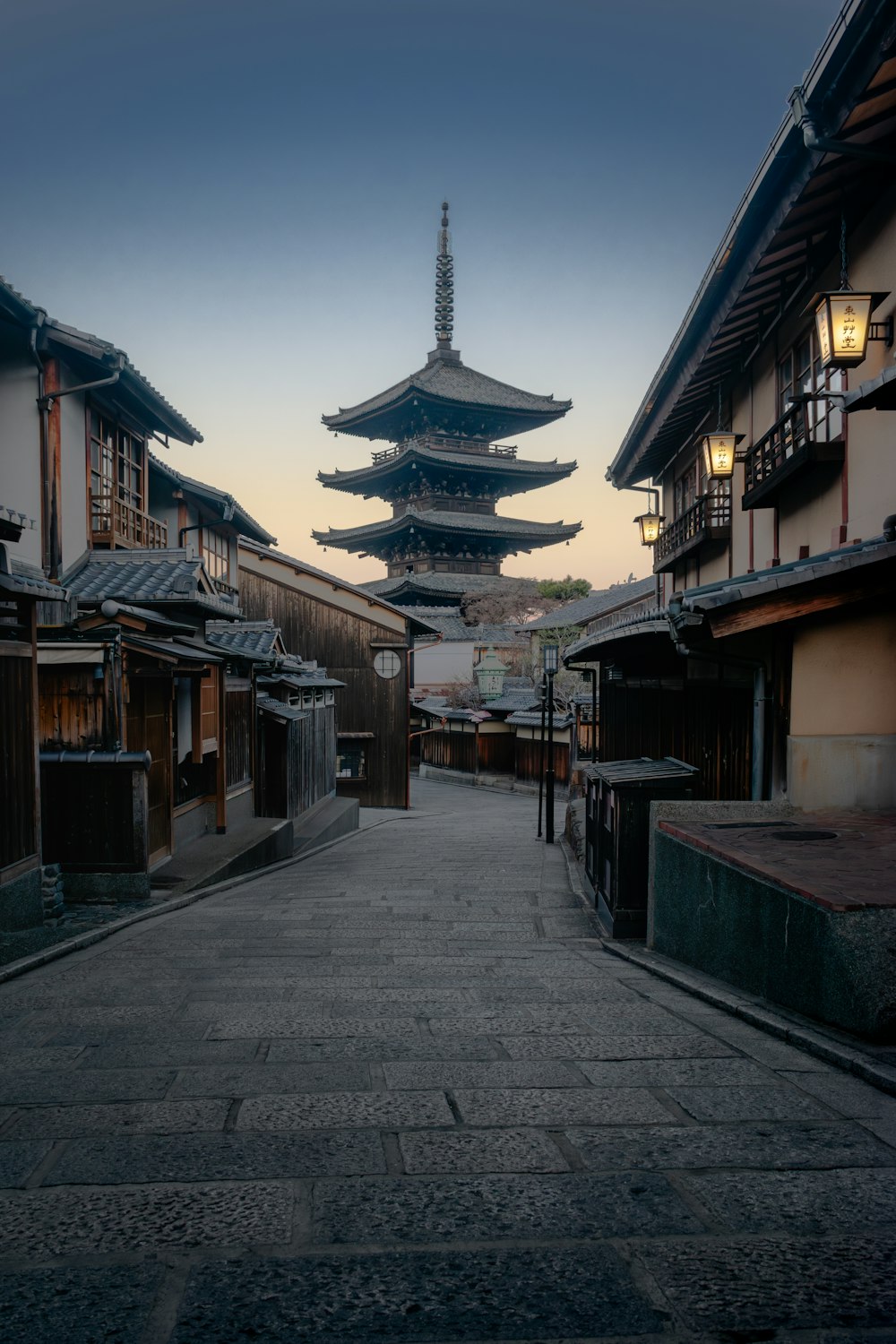 una calle vacía con una pagoda al fondo