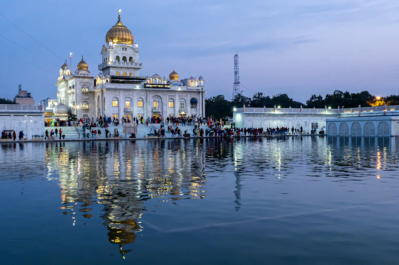 Un templo sij de Delhi reflejado en su estanque