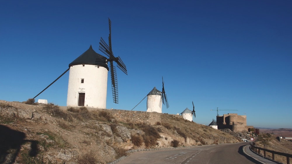 une route surmontée d’un tas de moulins à vent