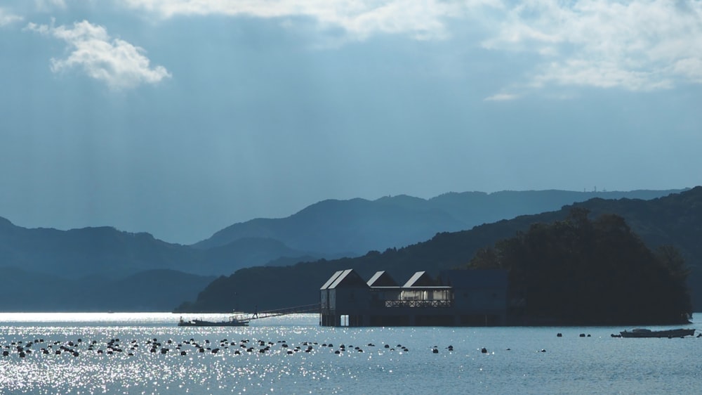 un plan d’eau avec un bateau à l’intérieur et des montagnes en arrière-plan