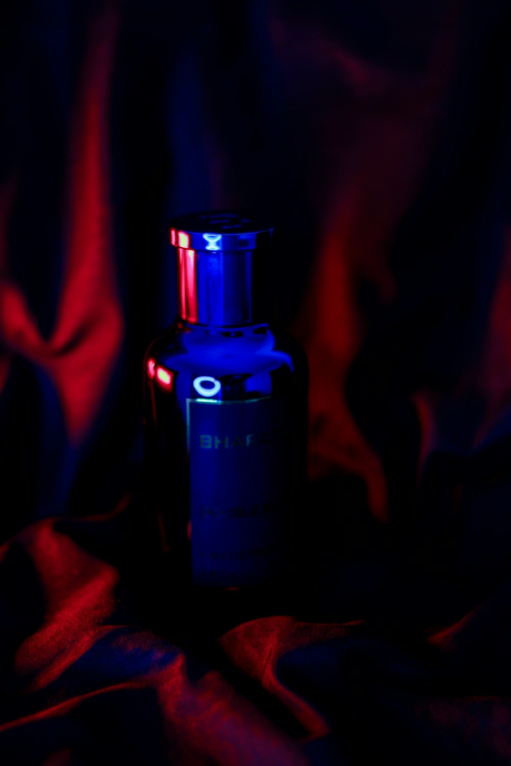eine Flasche mit einem roten und blauen Licht darauf