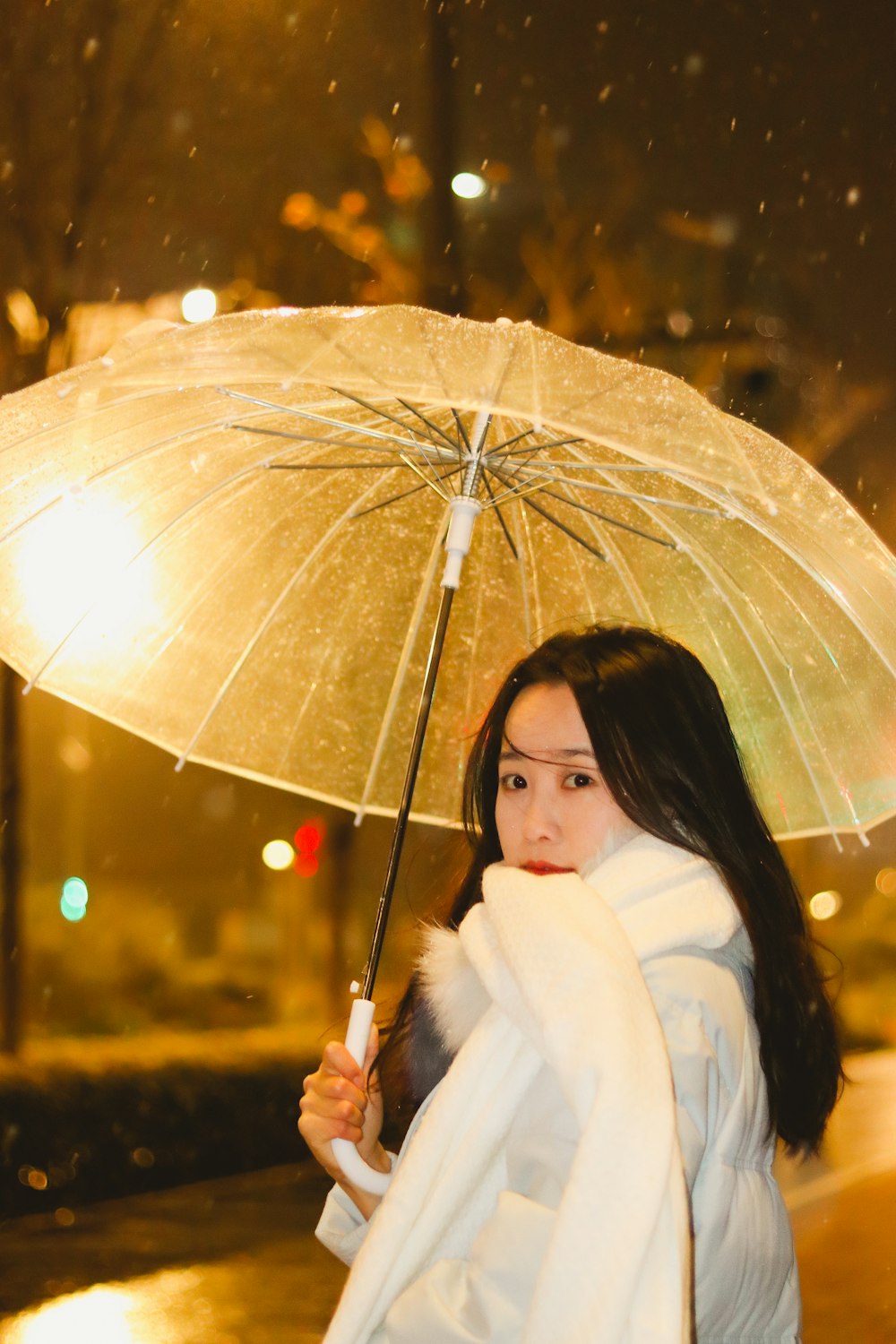 una mujer sosteniendo un paraguas bajo la lluvia