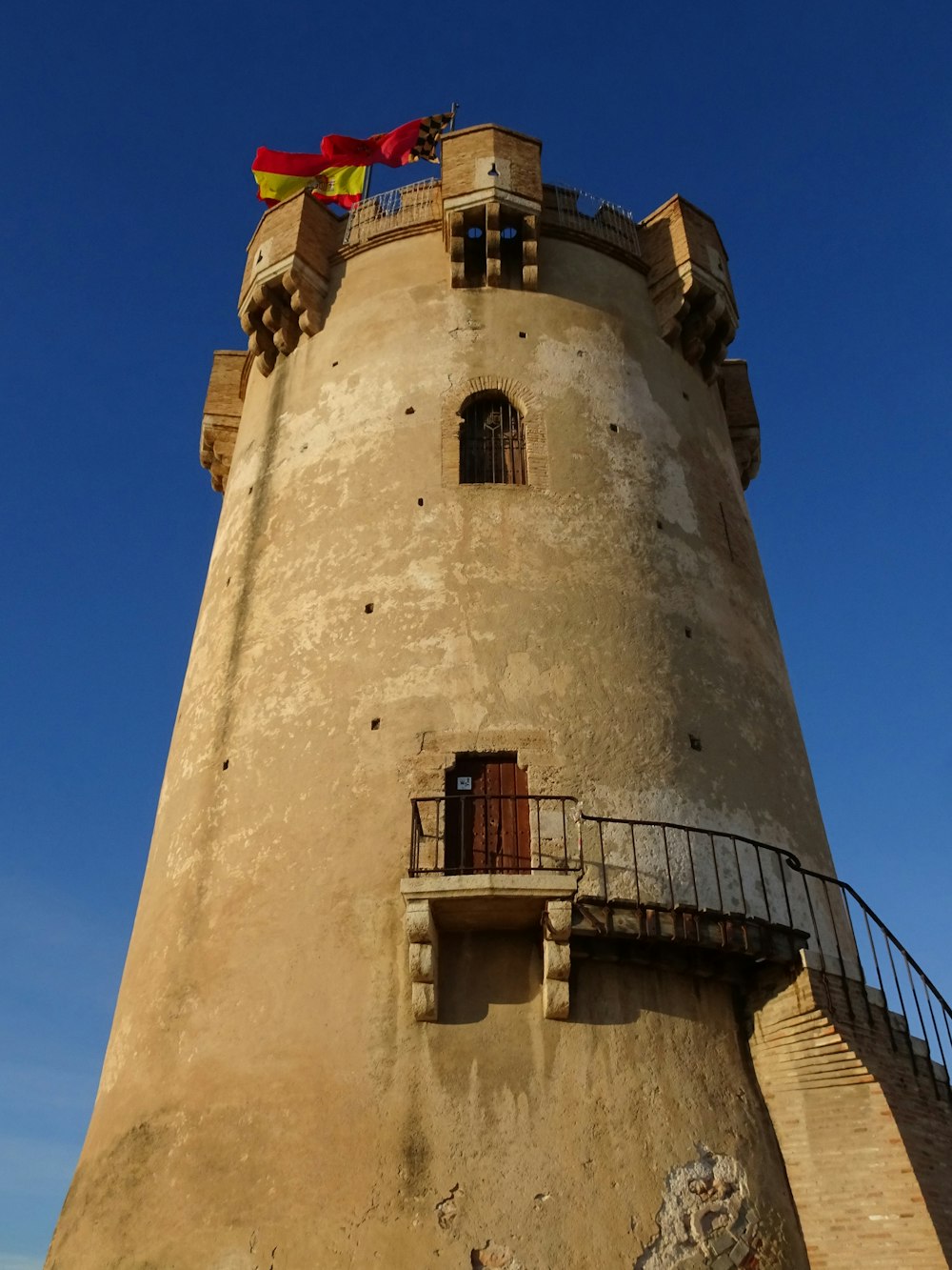 un'alta torre con una bandiera in cima