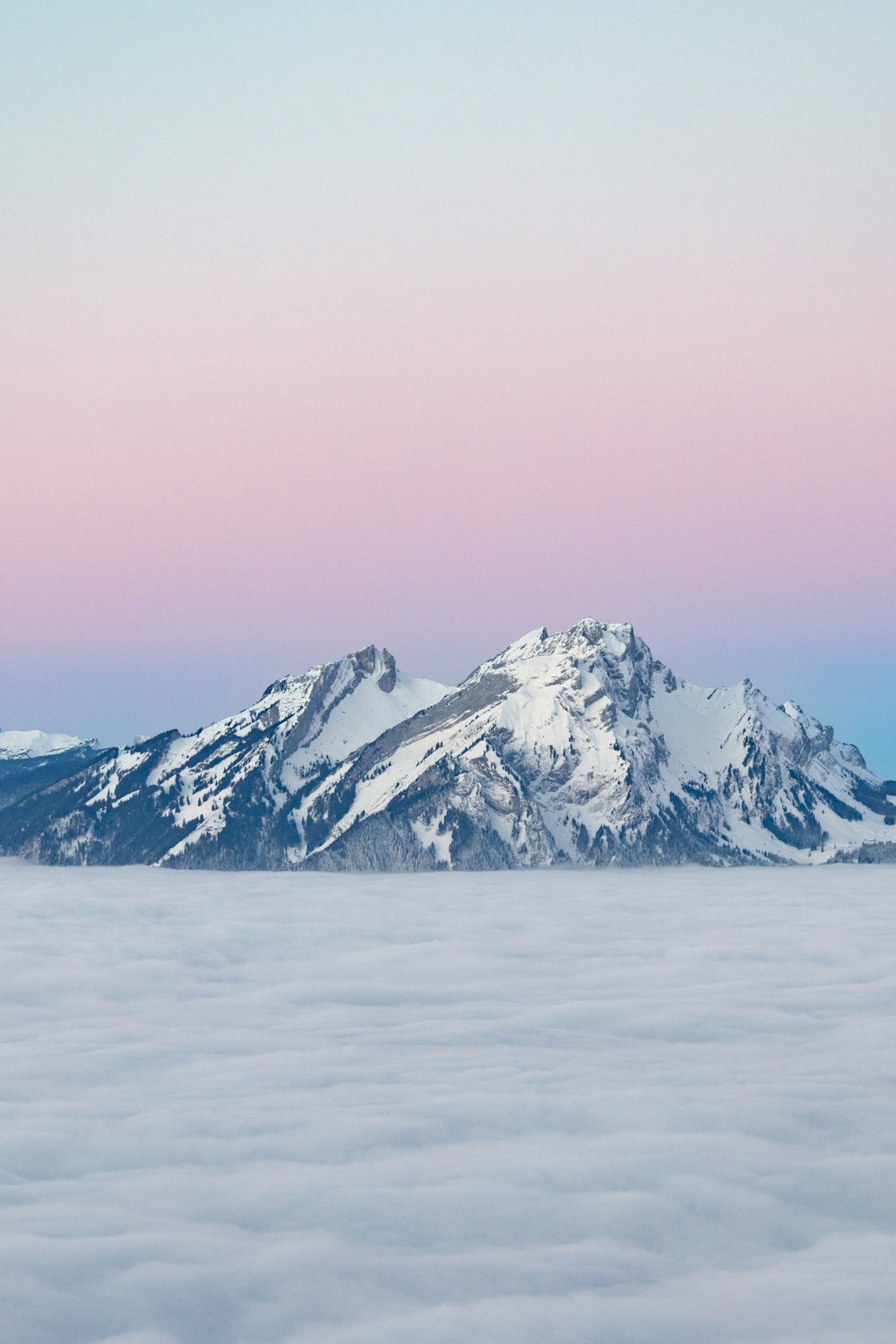 una vista di una montagna coperta di neve