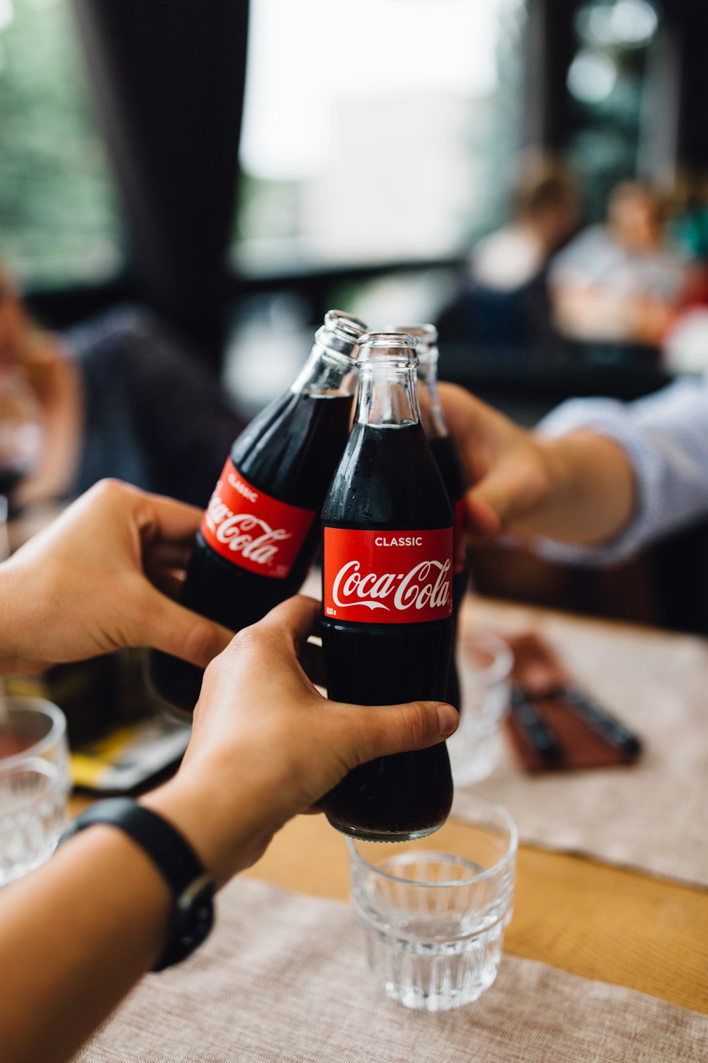 Una persona sostiene una botella de Coca Cola