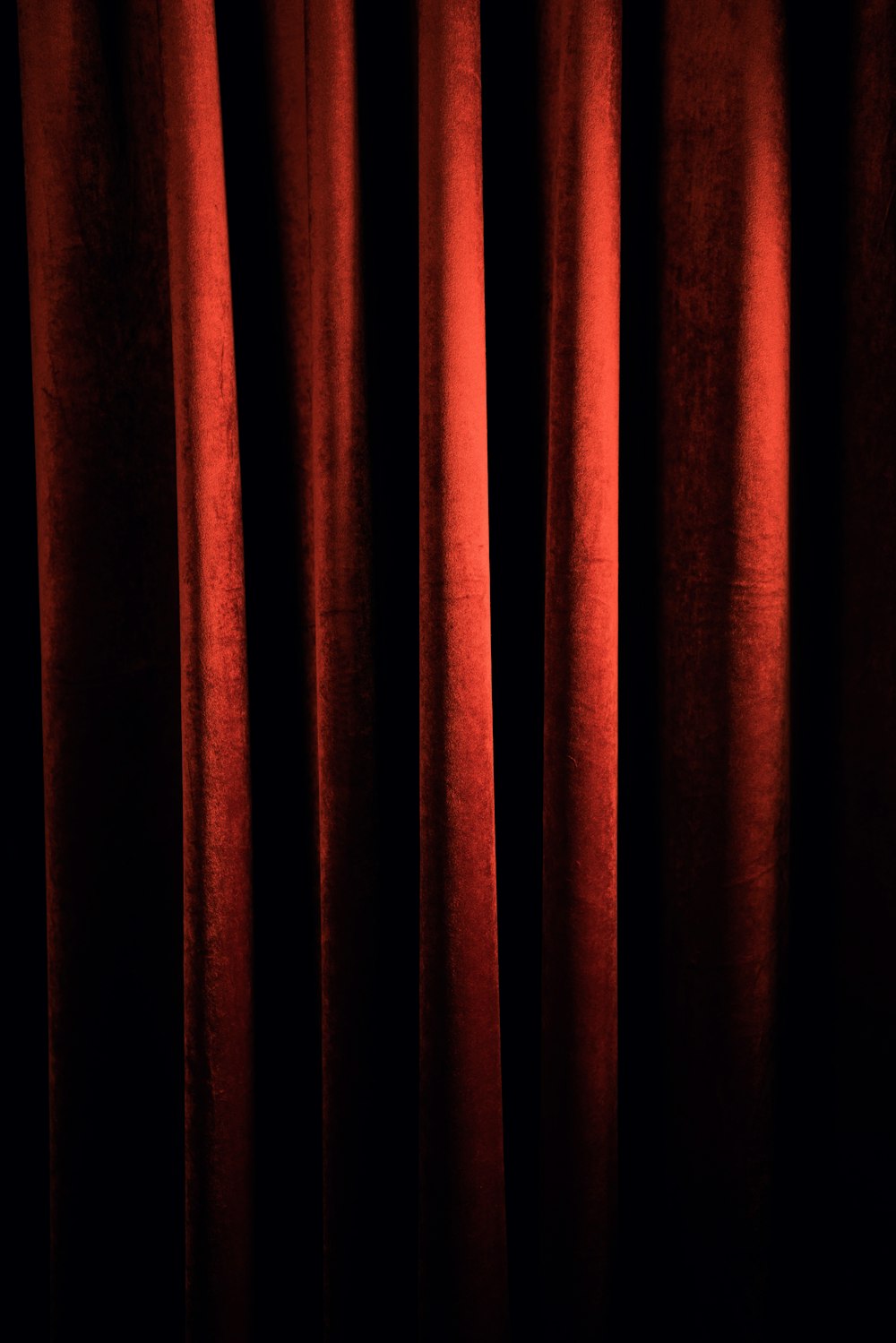 黒い背景に赤いカーテン
