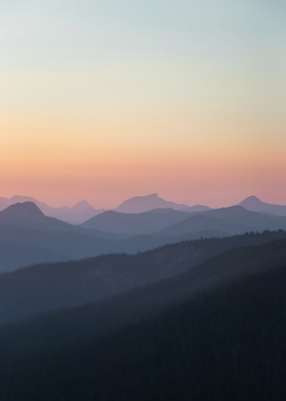 Blick auf eine Bergkette bei Sonnenuntergang