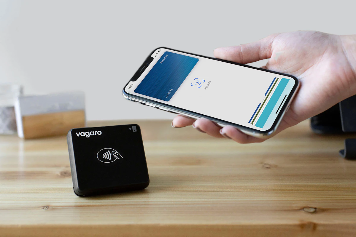 Pessoa segurando celular com cartão para compra online